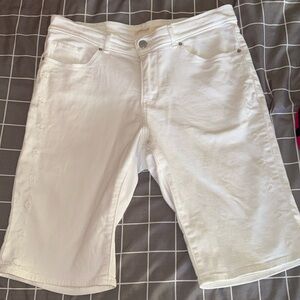 White Levi’s Bermuda Shorts